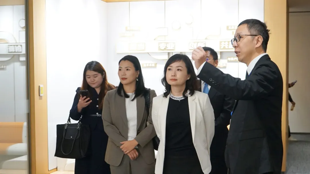 中智咨询党委委员、纪委书记陈东海带领参观中智咨询上海总部